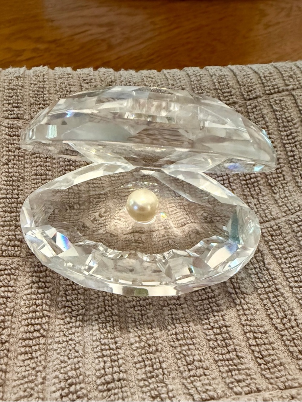 Swarovski Crystal Clam Shell with Pearl Accent